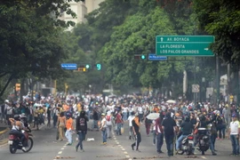 Người biểu tình bạo loạn xung đột với cảnh sát tại thủ đô Caracas, Venezuela, ngày 20/4. (Nguồn: AFP/TTXVN)
