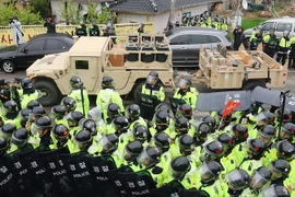 Xe chở hệ thống THAAD vào khu vực lắp đặt ở Seongju ngày 26/4. (Nguồn: AFP/TTXVN)