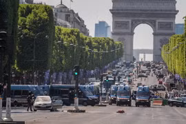 Cảnh sát triển khai tại khu vực đại lộ Champs Elysees sau vụ đâm xe ngày 19/6. (Nguồn: EPA/TTXVN)