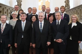 Tổng thống Milos Zeman và các thành viên chính phủ mới. (Ảnh: Quang Vinh/TTXVN)