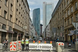 Các khối bêtông được đặt tại tuyến phố gần nhà ga Frankfurt ở Đức nhằm chống các vụ tấn công khủng bố bằng ôtô. (Nguồn: EPA/TTXVN)