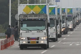 Đoàn xe Hàn Quốc chở hàng viện trợ nhân đạo tại trạm kiểm soát biên giới liên Triều ở thành phố Paju, tỉnh Gyeonggi năm 2014. (Nguồn: YONHAP/TTXVN)