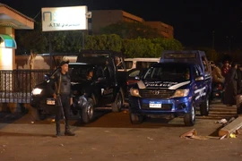 Cảnh sát Ai Cập gác bên ngoài một bệnh viện sau vụ đánh bom ở Sinai ngày 24/11. (Nguồn: THX/TTXVN)