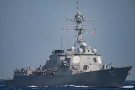 Tàu khu trục USS Mason (DDG 87) có tên lửa dẫn đường của hải quân Mỹ. Ảnh minh họa. (Nguồn: EPA/TTXVN)