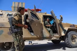 Các lực lượng Dân chủ Syria (SDF) tiến vào Al-Meshleb, khu vực lân cận Raqqa trong chiến dịch chống IS. (Nguồn: AFP/TTXVN)