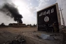 Cờ của tổ chức Nhà nước Hồi giáo (IS) tự xưng tại al-Qaim tỉnh Anbar, Syria, gần biên giới Syria ngày 3/11. (Nguồn: AFP/TTXVN)