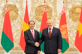 Chủ tịch nước Trần Đại Quang và Tổng thống Belarus Alexander Lukashenko chụp ảnh chung tại lễ đón. (Ảnh: Nhan Sáng/TTXVN)