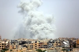 Khói bốc lên sau một cuộc không kích tại Raqqa, Syria. (Nguồn: AFP/TTXVN)