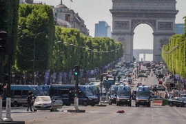 Cảnh sát triển khai tại khu vực đại lộ Champs Elysees sau vụ đâm xe ngày 19/6. (Nguồn: EPA/TTXVN)