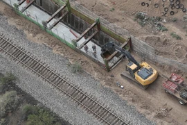 Công trình xây dựng bức tường biên giới Mexico-Mỹ ngày. (Nguồn: AFP/TTXVN)