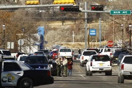 Cảnh sát phong tỏa tuyến đường dẫn đến trường học Aztec sau vụ xả súng ngày 7/12. (Nguồn: Daily Time/TTXVN)