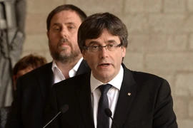 Thủ hiến Catalonia Carles Puigdemont phát biểu tại Barcelona. (Nguồn: AFP/TTXVN)