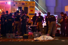 Cảnh sát và lực lượng chức năng điều tra tại hiện trường vụ xả súng ở Las Vegas tối 1/10. (Nguồn: AFP/TTXVN)