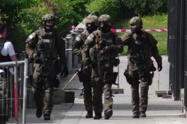 Cảnh sát điều tra tại hiện trường vụ nổ súng ở Munich. (Nguồn: EPA/TTXVN)