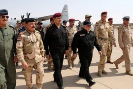 Thủ tướng Iraq Haider al-Abadi (thứ 4, trái) trong chuyến thăm căn cứ quân sự ở tây Mosul ngày 9/7. (Nguồn: EPA/TTXVN)