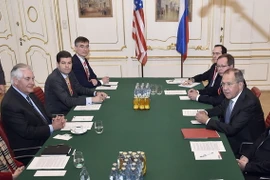 Ngoại trưởng Nga Sergey Lavrov (phải) và người đồng cấp Mỹ Rex Tillerson (trái) hội đàm bên lề hội nghị OSCE. (Nguồn: AFP/TTXVN)