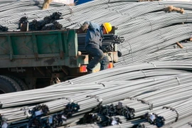 Công nhân làm việc tại nhà máy sản xuất thép ở Thẩm Dương, tỉnh Liêu Ninh, Trung Quốc. (Nguồn: EPA/TTXVN)