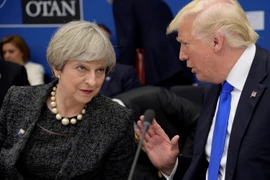  Thủ tướng Anh Theresa May (trái) và Tổng thống Mỹ Donald Trump (phải) tại cuộc gặp ở Brussels, Bỉ ngày 25/5. (Nguồn: AFP/TTXVN)