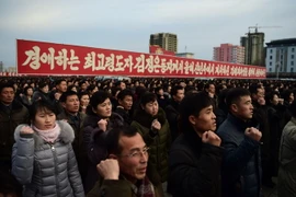 Người dân Triều Tiên tham gia tuần hành ủng hộ lãnh đạo Kim Jong-un tại quảng trường Kim Nhật Thành ngày 5/1/2017. (Nguồn: AFP/TTXVN)