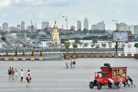 Người dân đi dạo ở Kiev, Ukraine. (Nguồn: AFP/TTXVN)