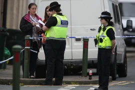 Cảnh sát tuần tra tại khu vực Newport ở Wales, nơi ba nghi phạm từng bị bắt trước đó. (Nguồn: AFP/TTXVN)