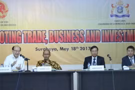 Đại sứ Hoàng Anh Tuấn và Trưởng cơ quan thương vụ Việt Nam tại Indonesia giải đáp những câu hỏi của đại diện các doanh nghiệp. (Ảnh: Đỗ Quyên/TTXVN)