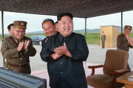 Nhà lãnh đạo Kim Jong-un (phải) kiểm tra vụ phóng tên lửa Hwasong-12 ngày 16/9. (Nguồn: AFP/TTXVN)