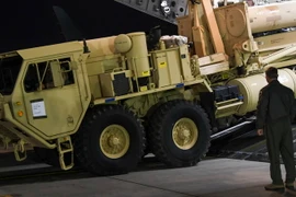 Hệ thống phòng thủ tên lửa của Mỹ được chuyển đến căn cứ không quân Osan ở Seoul ngày 6/3. (Nguồn: EPA/TTXVN)