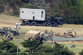 Các trang thiết bị cần thiết cho việc lắp đặt THAAD được vận chuyển tới Seongju, đông nam Hàn Quốc ngày 27/4. (Nguồn: Yonhap/TTXVN)