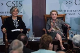 Ngoại trưởng Hàn Quốc Kang Kyung-wha (trái) và cựu Ngoại trưởng Mỹ Madeline Albright thảo luận về vấn đề Triều Tiên tại Washington, DC, Mỹ ngày 25/9. (Nguồn: AFP/TTXVN)