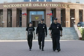 Lực lượng an phong tỏa bên ngoài trụ sở tòa án thủ đô Moskva sau vụ nổ súng ngày 1/8. (Nguồn: EPA/TTXVN)