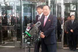 Ngoại trưởng Triều Tiên Ri Yong-ho (phải) phát biểu với báo giới tại New York, Mỹ ngày 25/9. (Nguồn: Yonhap/TTXVN)