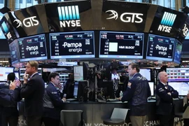 Các giao dịch viên tại sàn giao dịch chứng khoán New York, Mỹ. (Nguồn: AFP/TTXVN)