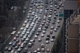 Các phương tiện lưu thông trên một tuyến phố ở Thượng Hải, Trung Quốc. (Nguồn: AFP/TTXVN)