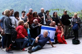 Đoàn khách du lịch Israel thăm Vịnh Hạ Long. (Ảnh: Quang Quyết/TTXVN)