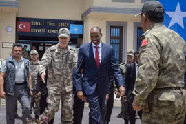 Tổng Tham Mưu Trưởng quân đội Thổ Nhĩ Kỳ Hulusi Akar (trái) và Thủ tướng Somalia Hassan Ali Kheire tới buổi lễ khai trương căn cứ quân sự của Thổ Nhĩ Kỳ ở Mogadishu, Somalia ngày 30/9. (Nguồn: AFP/TTXVN)
