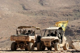 Các tay súng Hezbollah và xe quân sự tại thị trấn biên giới Arsal giữa Liban-Syria ngày 29/7. (Nguồn: EPA/TTXVN)