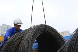 Chuyển thép đi tiêu thụ. (Ảnh: Tuấn Anh/TTXVN)