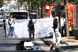 Cảnh sát điều tra tại hiện trường vụ đâm xe. (Nguồn: AFP/TTXVN)