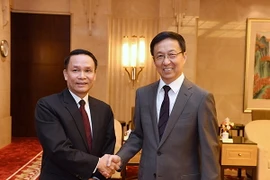 Ủy viên Bộ Chính trị, Bí thư Thành ủy Thượng Hải Hàn Chính (phải) tiếp đồng chí Nguyễn Đức Lợi, Ủy viên Trung ương Đảng, Tổng Giám đốc Thông Tấn Xã Việt Nam. (Ảnh: Trung Kiên/Vietnam+)