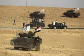 Các lực lượng an ninh Iraq trong chiến dịch truy quét phiến quân IS tại thị trấn biên giới Faysh Khabur ngày 26/11. (Nguồn: AFP/TTXVN)