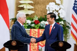 Tổng thống Indonesia Joko Widodo (phải) và Phó Tổng thống Mỹ Michael Pence (trái) tại cuộc họp báo chung sau cuộc gặp ở Jakarta ngày 20/4. (Nguồn: EPA/TTXVN)