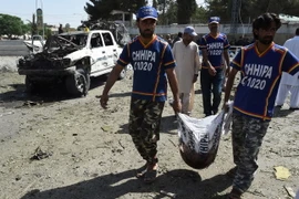 Chuyển thi thể nạn nhân khỏi hiện trường vụ nổ bom ở Quetta ngày 23/6. (Nguồn: AFP/TTXVN)