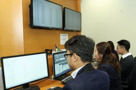 Kiểm tra, giám sát đấu thầu trái phiếu điện tử. (Ảnh: Tuấn Anh/TTXVN)