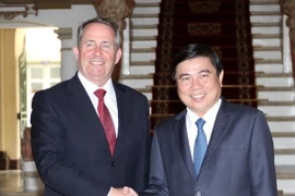 Ông Nguyễn Thành Phong tiếp Bộ trưởng Thương mại quốc tế Vương quốc Anh và Bắc Ireland Liam Fox. (Ảnh: Thanh Vũ/TTXVN)