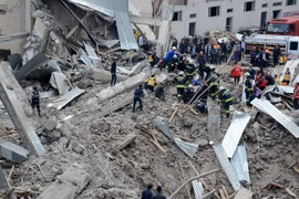 Cảnh sát và lực lượng cứu hộ Thổ Nhĩ Kỳ làm nhiệm vụ tại hiện trường vụ nổ ở Diyarbakir ngày 11/4. (Nguồn: AFP/TTXVN)