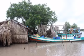 Neo đậu ghe thuyền vào nơi tránh trú an toàn. (Ảnh: Thế Anh/TTXVN)