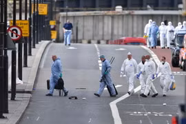  Nhân viên an ninh điều tra tại hiện trường vụ tấn công ở Cầu London. (Nguồn: THX/TTXVN)