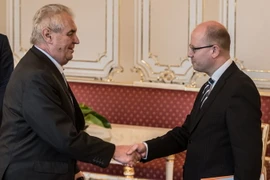 Tổng thống Milos Zeman (trái) và Thủ tướng Bohuslav Sobotka (phải) tại buổi tham vấn ở Praha ngày 4/5. (Nguồn: EPA/TTXVN)