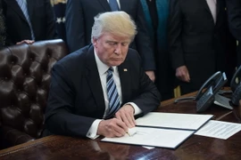 Tổng thống Mỹ Donald Trump ký một sắc lệnh tại Washington, DC. (Nguồn: AFP/TTXVN)